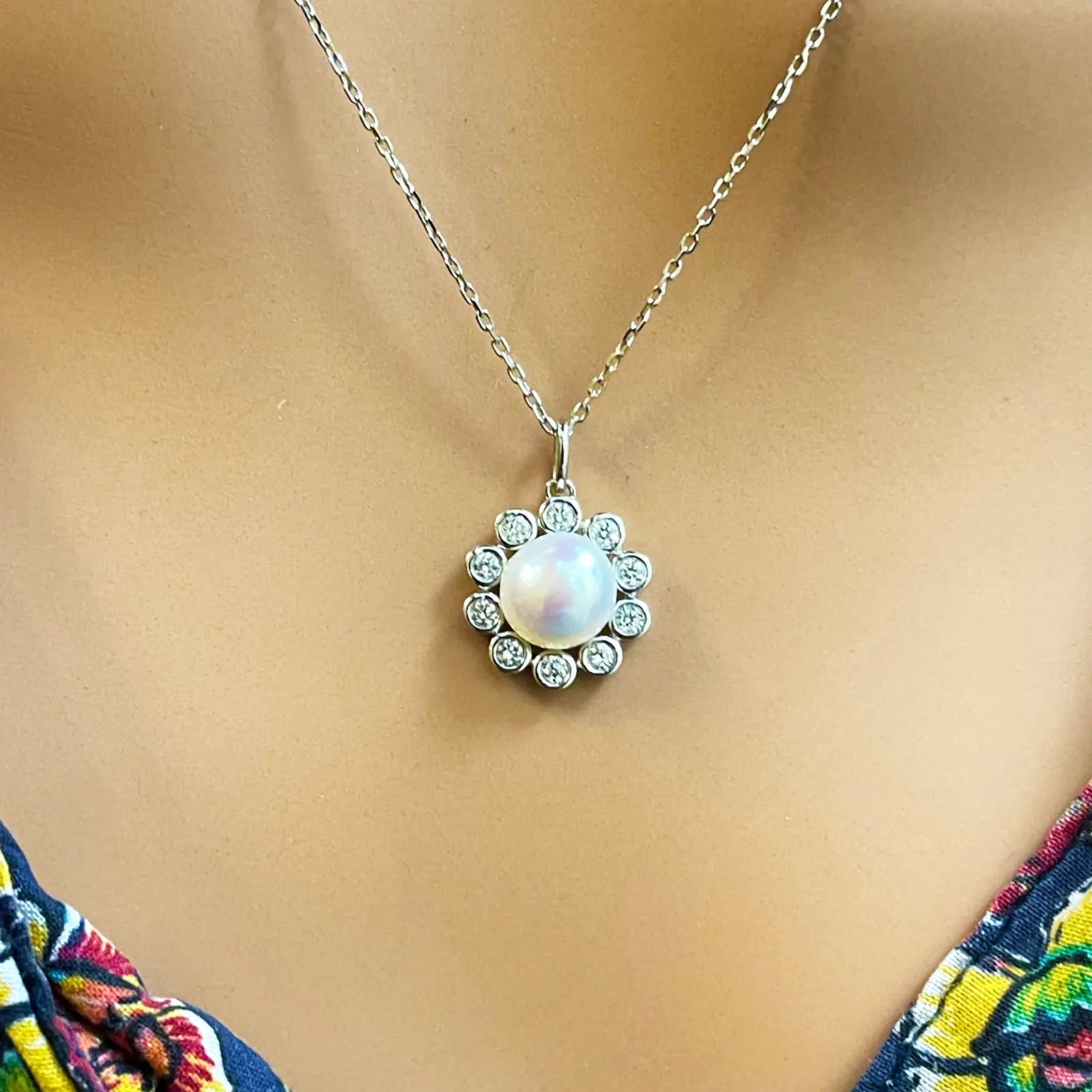 14ct White Gold Pearl & Round Diamond Framed Pendant Necklace 2.37ct 
