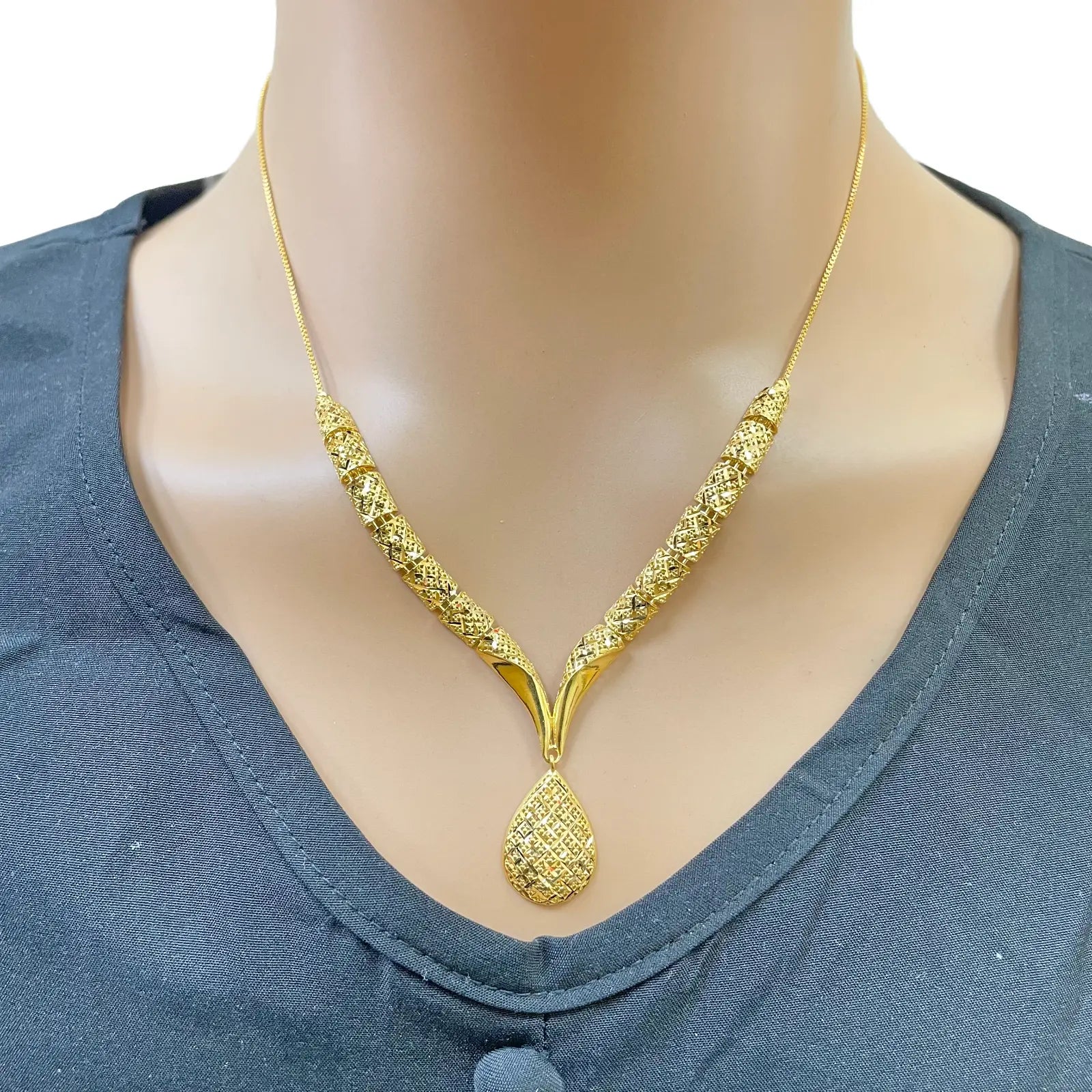 22ct Gold Diamond-Cut Mesh Textured Pear Drop Necklace and Earring Set  Gold Necklace