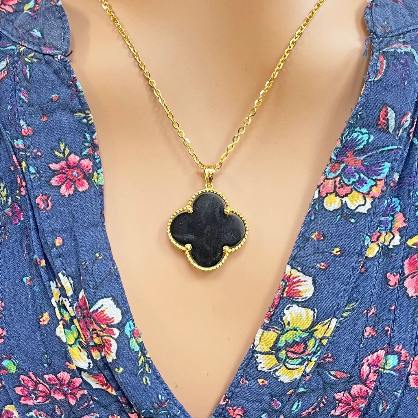 22ct Yellow Gold Black Onyx Or Mother Of Pearl Clover Pendant & Chain Necklace 18''inches 