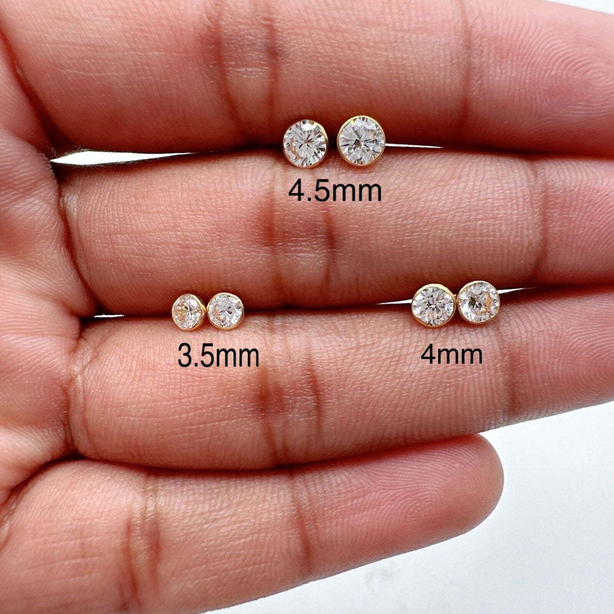 Boucles d'oreilles clous pour enfants en or jaune 22 carats serti clos rond 2,5-4,5 mm