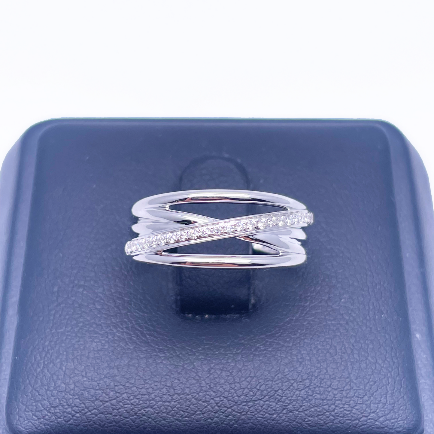 18 kt witgouden diamanten gepolijste crossover half eternity ring 0,12 ct