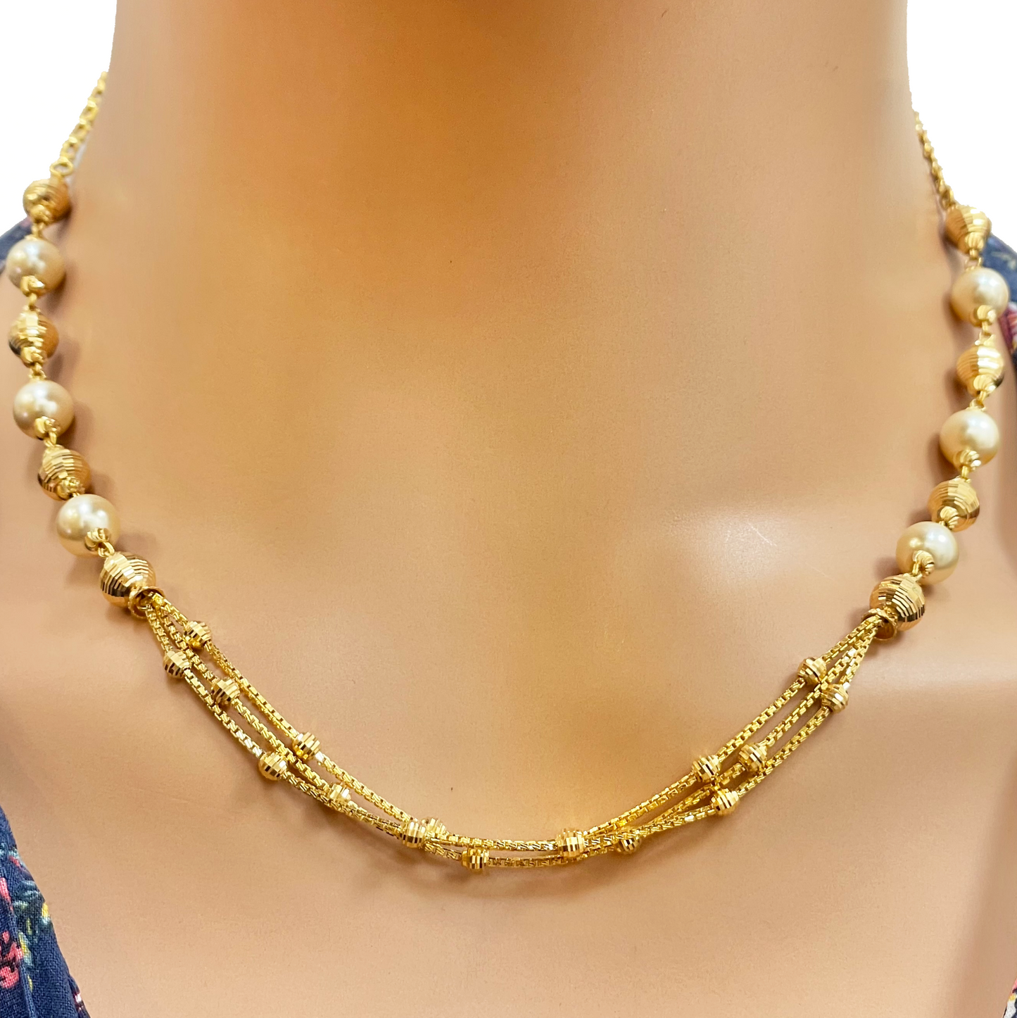 Parure Collier/Boucles d'oreilles superposés, en Or jaune 22 carats, avec perles et billes diamantées