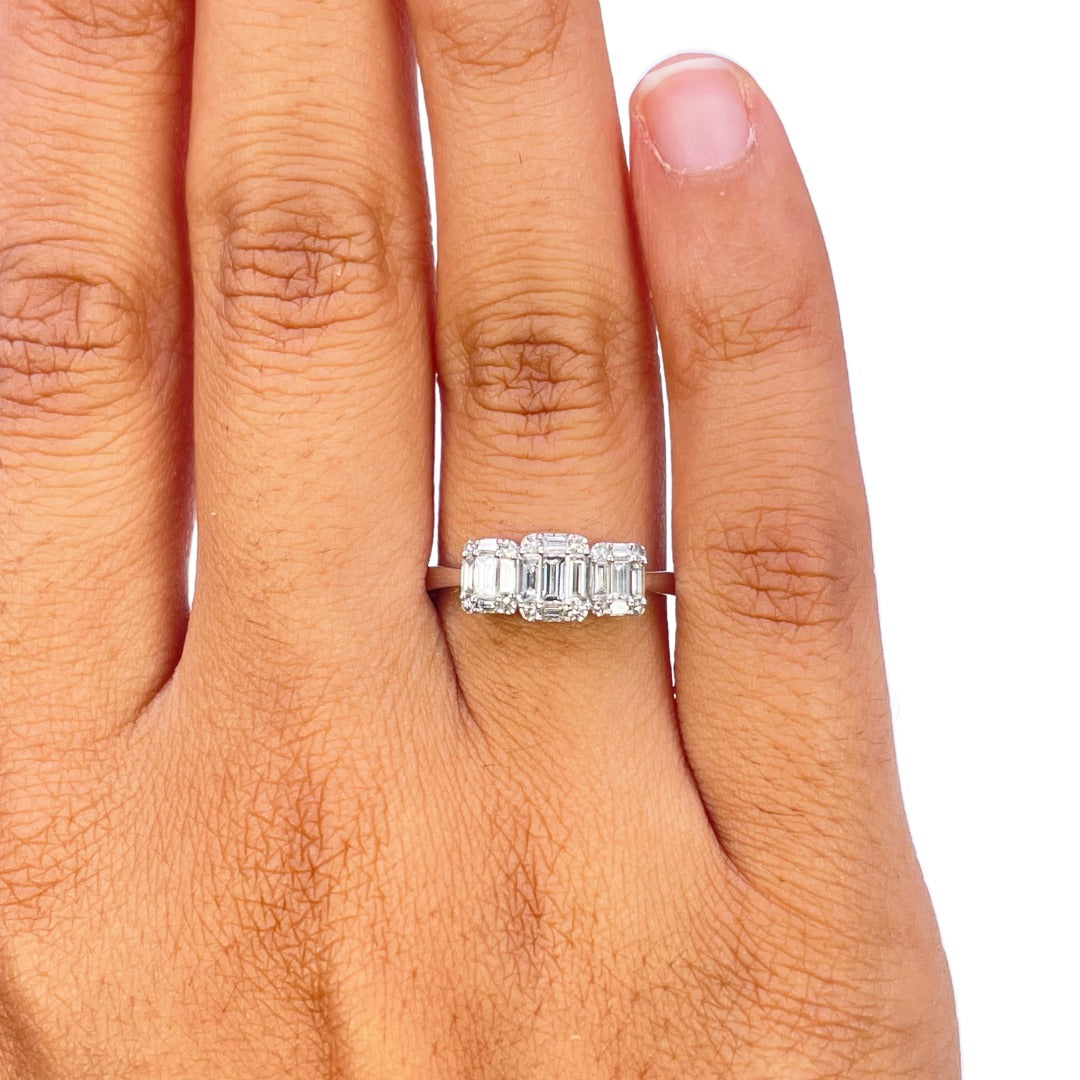 Bague trilogie en or blanc 18 carats avec diamants ronds et baguettes 0,58 carat