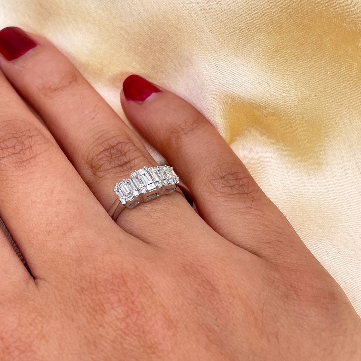 Bague trilogie en or blanc 18 carats avec diamants ronds et baguettes 0,58 carat