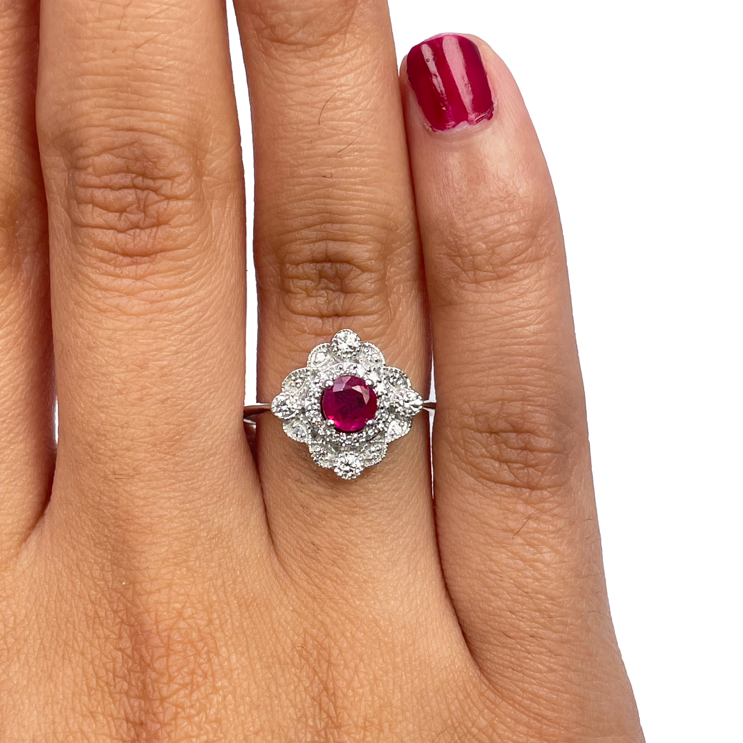 Bague grappe rubis rouge rond et diamant en or blanc 14 carats avec milgrain 0,72 carat