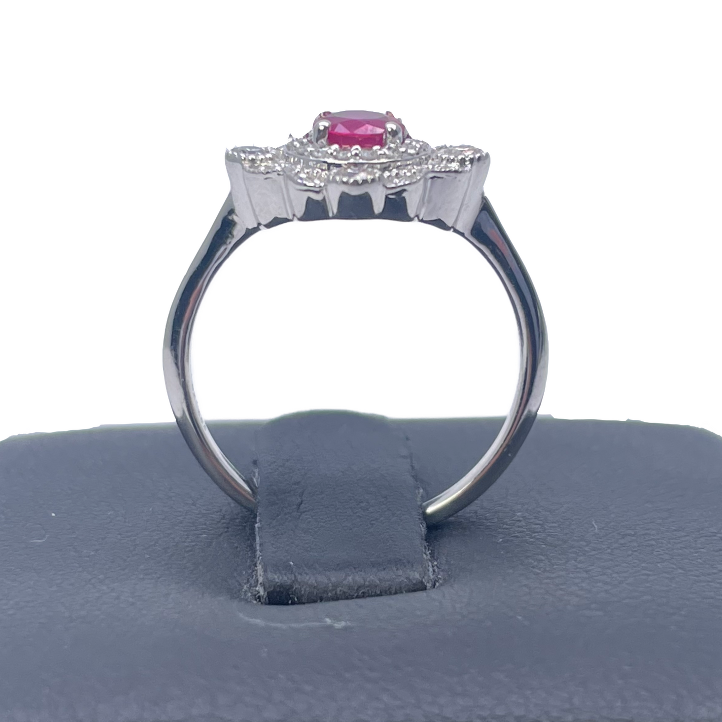 Bague grappe rubis rouge rond et diamant en or blanc 14 carats avec milgrain 0,72 carat