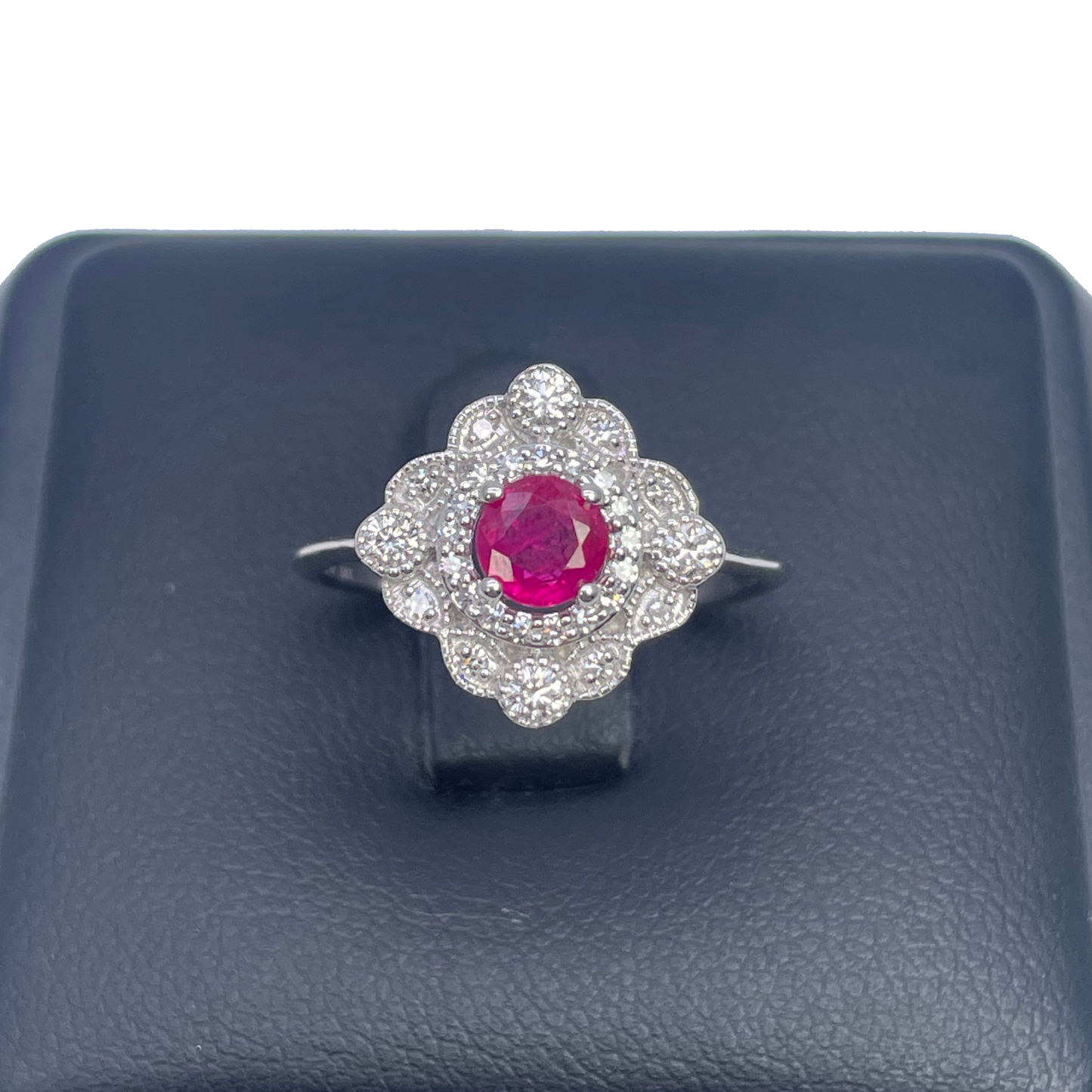 Bague grappe rubis rouge rond et diamant en or blanc 14 carats avec milgrain 0,72 carat
