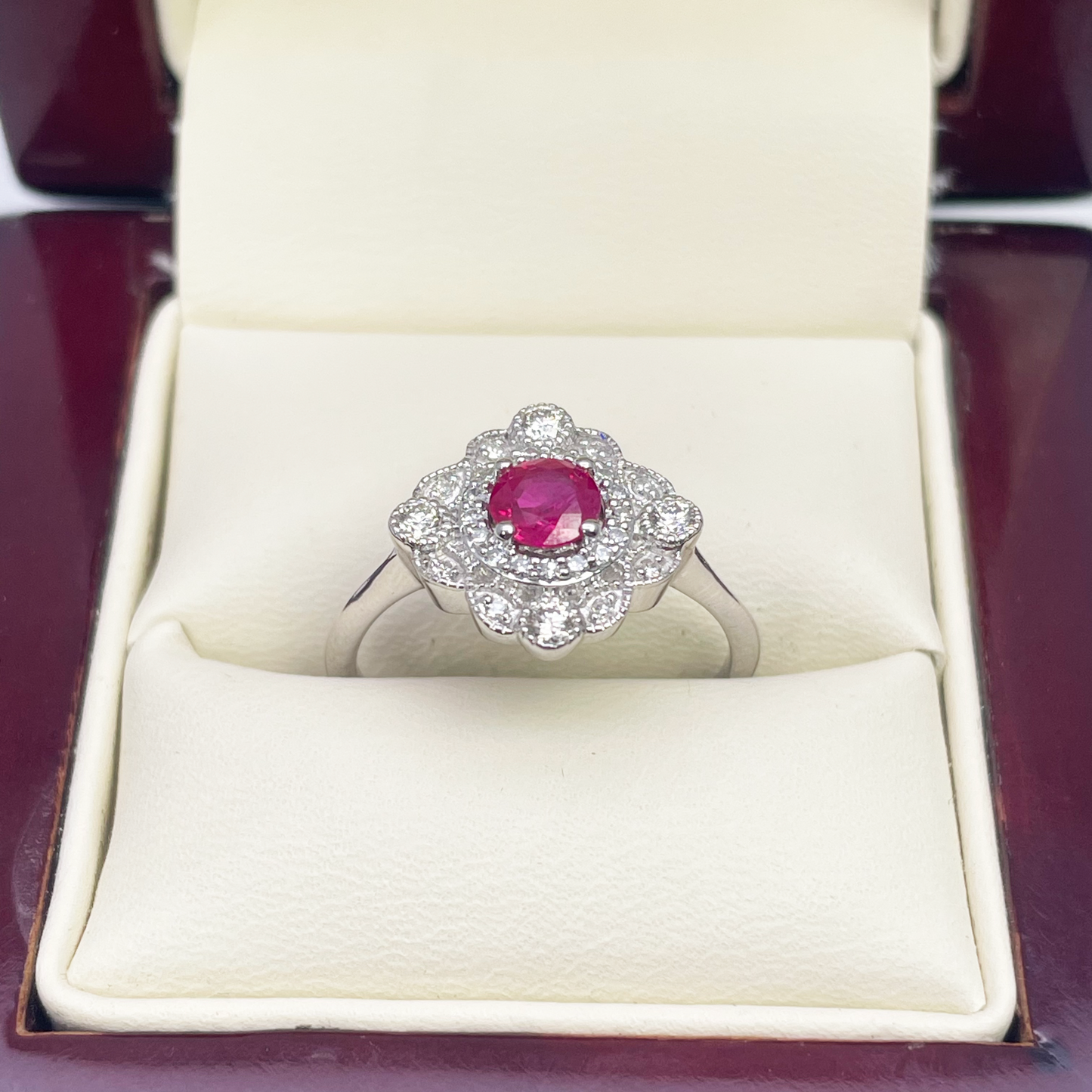 Bague grappe rubis rouge rond et diamant en or blanc 14 carats avec milgrain 0,72 carat
