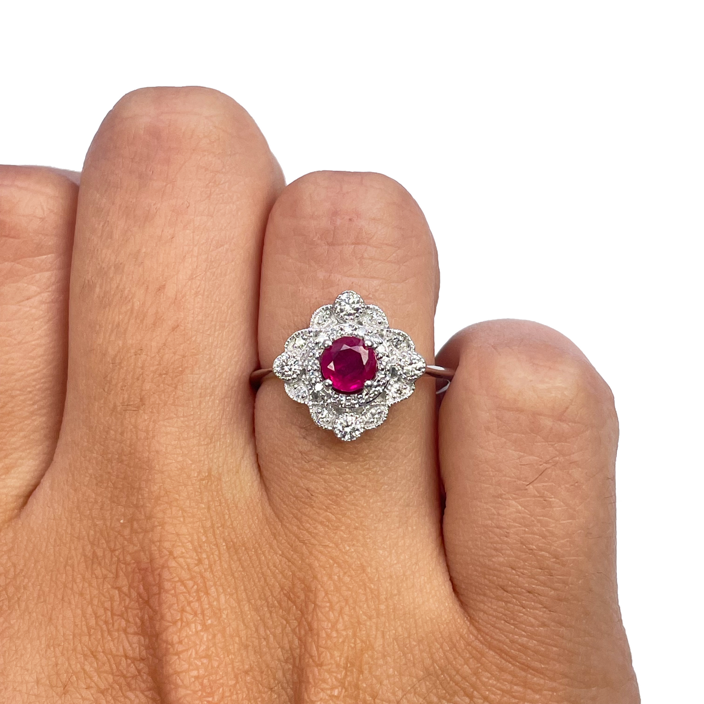 Bague grappe rubis rouge rond et diamant en or blanc 14 carats avec milgrain 0,72 carat
