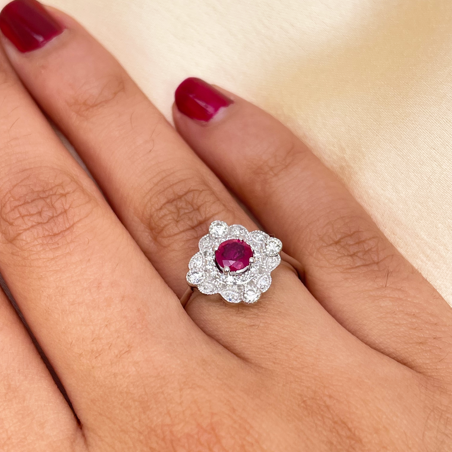 Bague grappe rubis rouge rond et diamant en or blanc 14 carats avec milgrain 0,72 carat