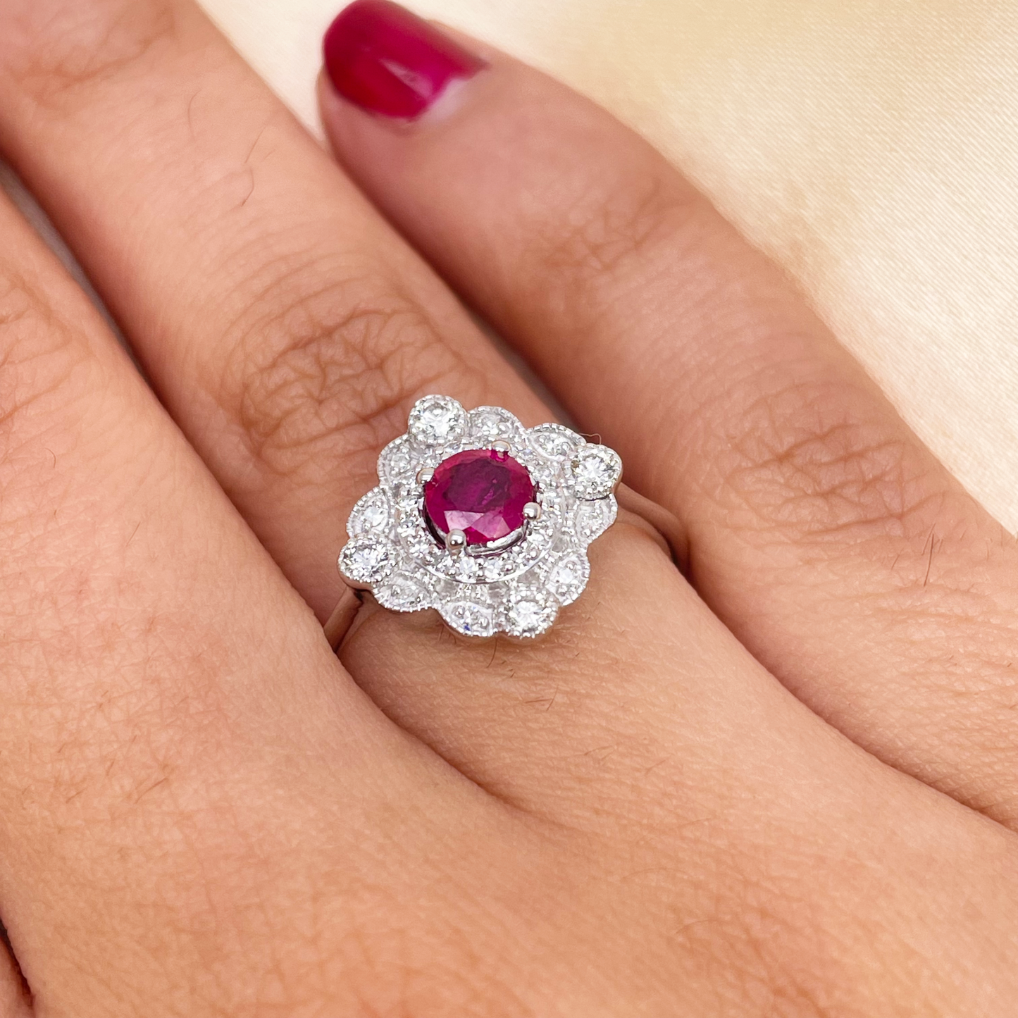 Bague grappe rubis rouge rond et diamant en or blanc 14 carats avec milgrain 0,72 carat