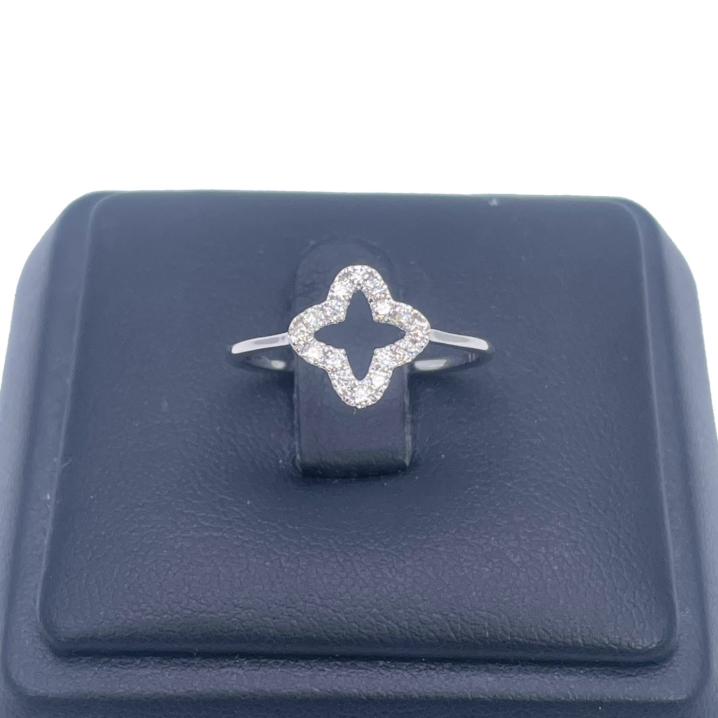18kt witgouden diamanten klaver/bloemvormige ring 0,19ct