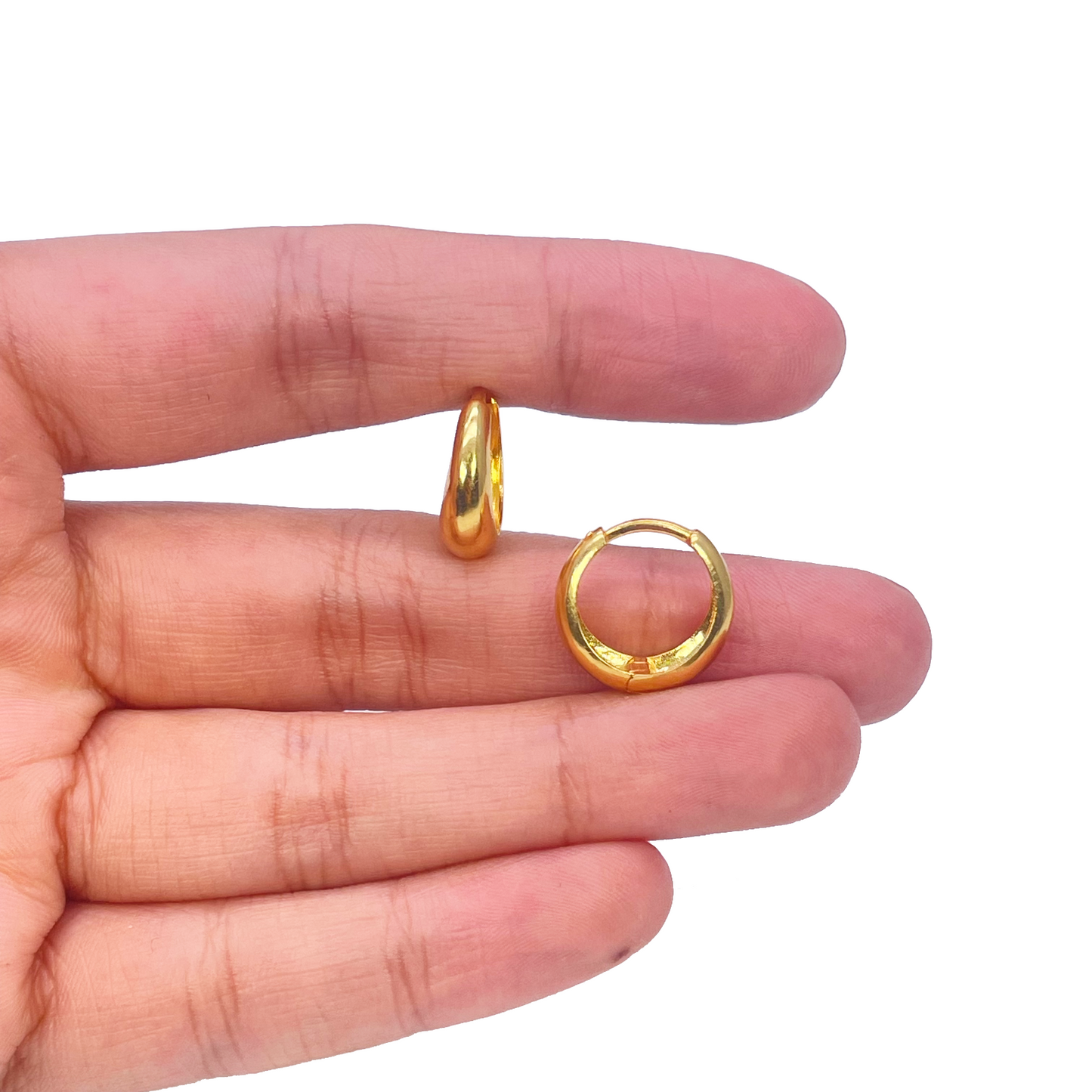 Boucles d'oreilles créoles huggie dôme hautement polies en or jaune 18 carats, diamètre 10,8 mm