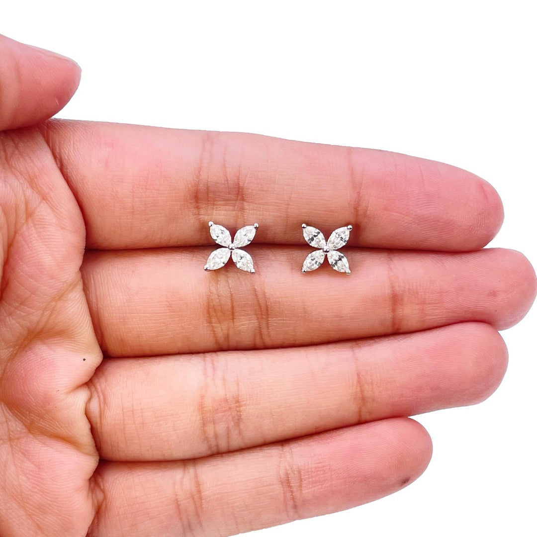 Boucles d'oreilles clous en or blanc 18 carats en forme de fleur à quatre feuilles avec diamants taille marquise 0,75ct