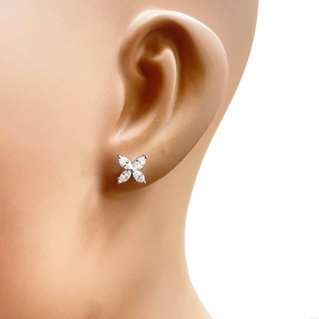 Boucles d'oreilles clous en or blanc 18 carats en forme de fleur à quatre feuilles avec diamants taille marquise 0,75ct