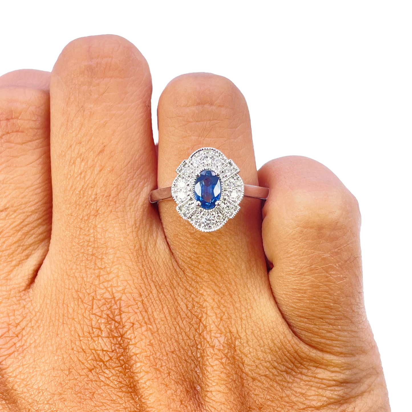 18 kt witgouden ovale blauwe saffier & diamant cluster milgrain ring 0,65 ct