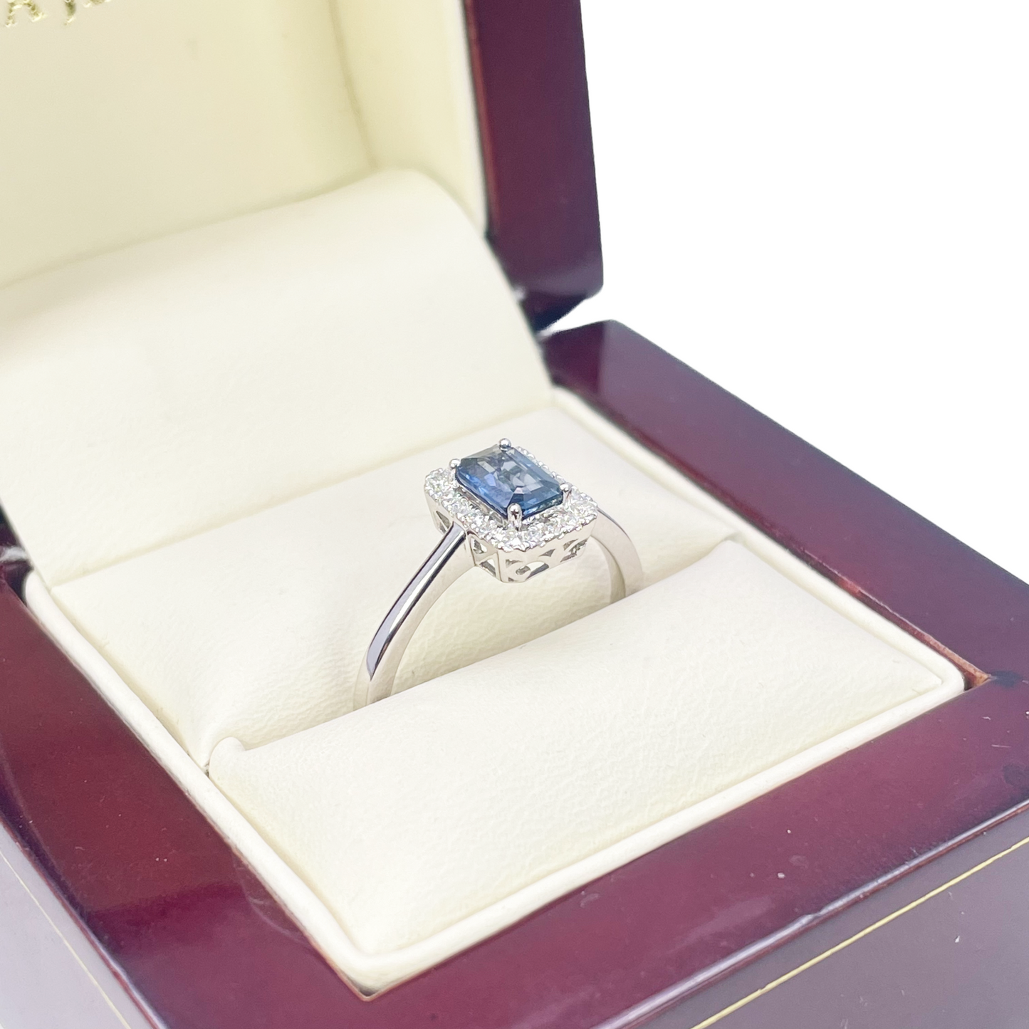 18 karaat witgouden smaragd geslepen blauwe saffier & diamant halo ring 0,79 ct