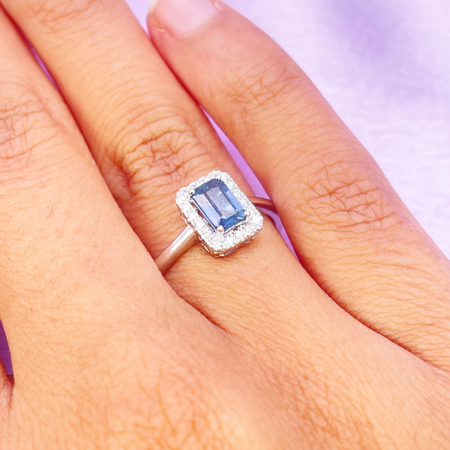 18 karaat witgouden smaragd geslepen blauwe saffier & diamant halo ring 0,79 ct