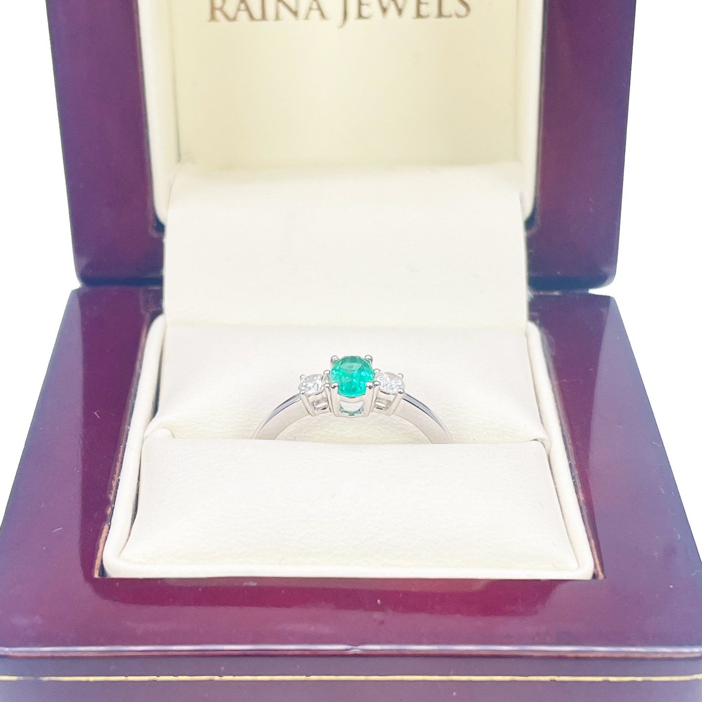 18-karaats gouden ring met smaragd en diamant, natuurlijke ronde en ovale slijpvorm, drie stenen 0,60ct