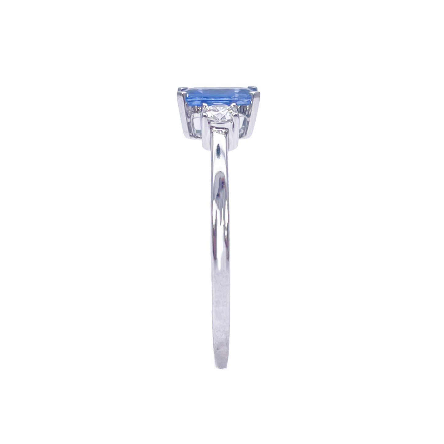 18-karaats gouden ring met saffier en diamant, natuurlijke ronde en smaragd slijpvorm, drie stenen 0,80ct