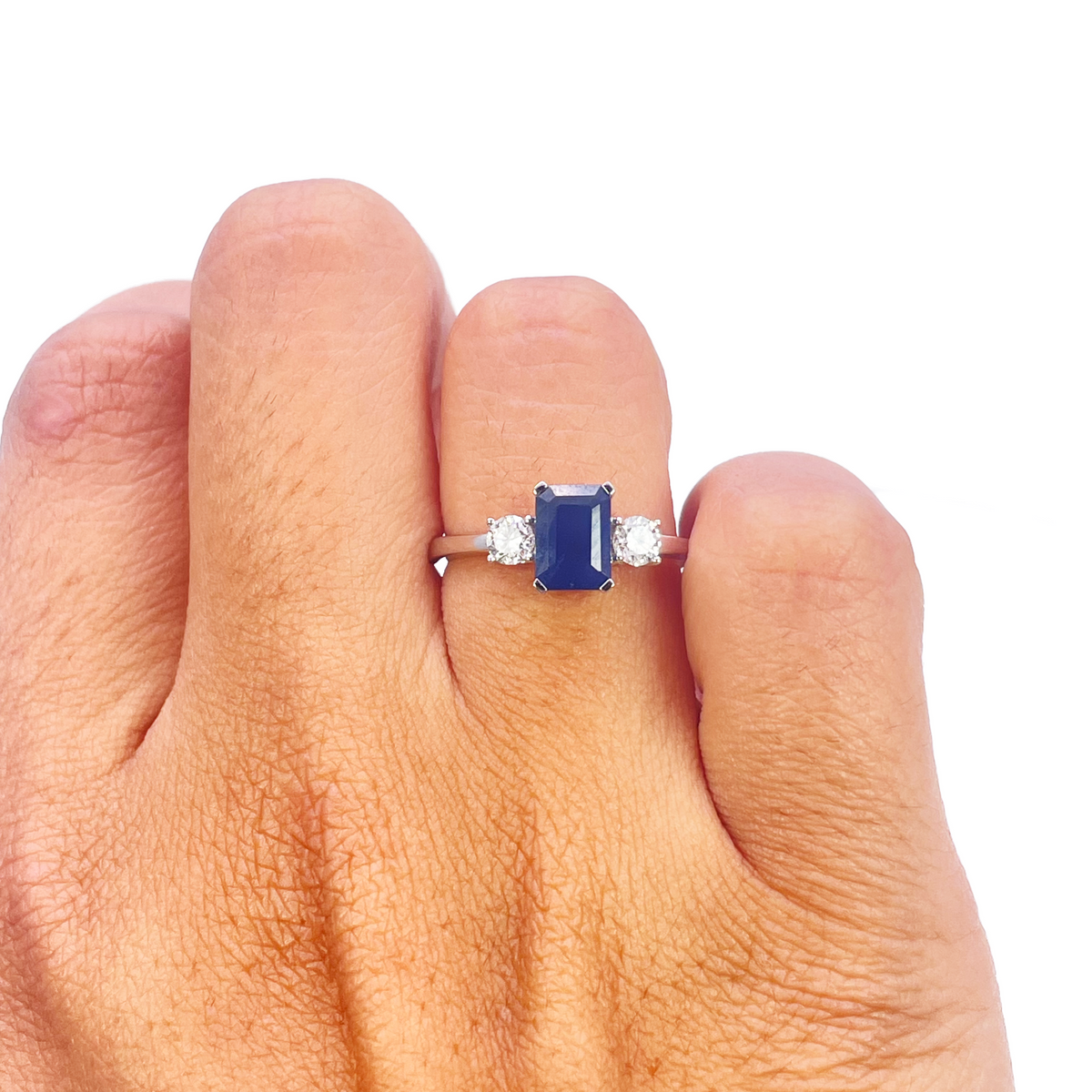 Bague en or 18 carats avec saphir et diamants ronds et taille émeraude, trois pierres 1,47 ct