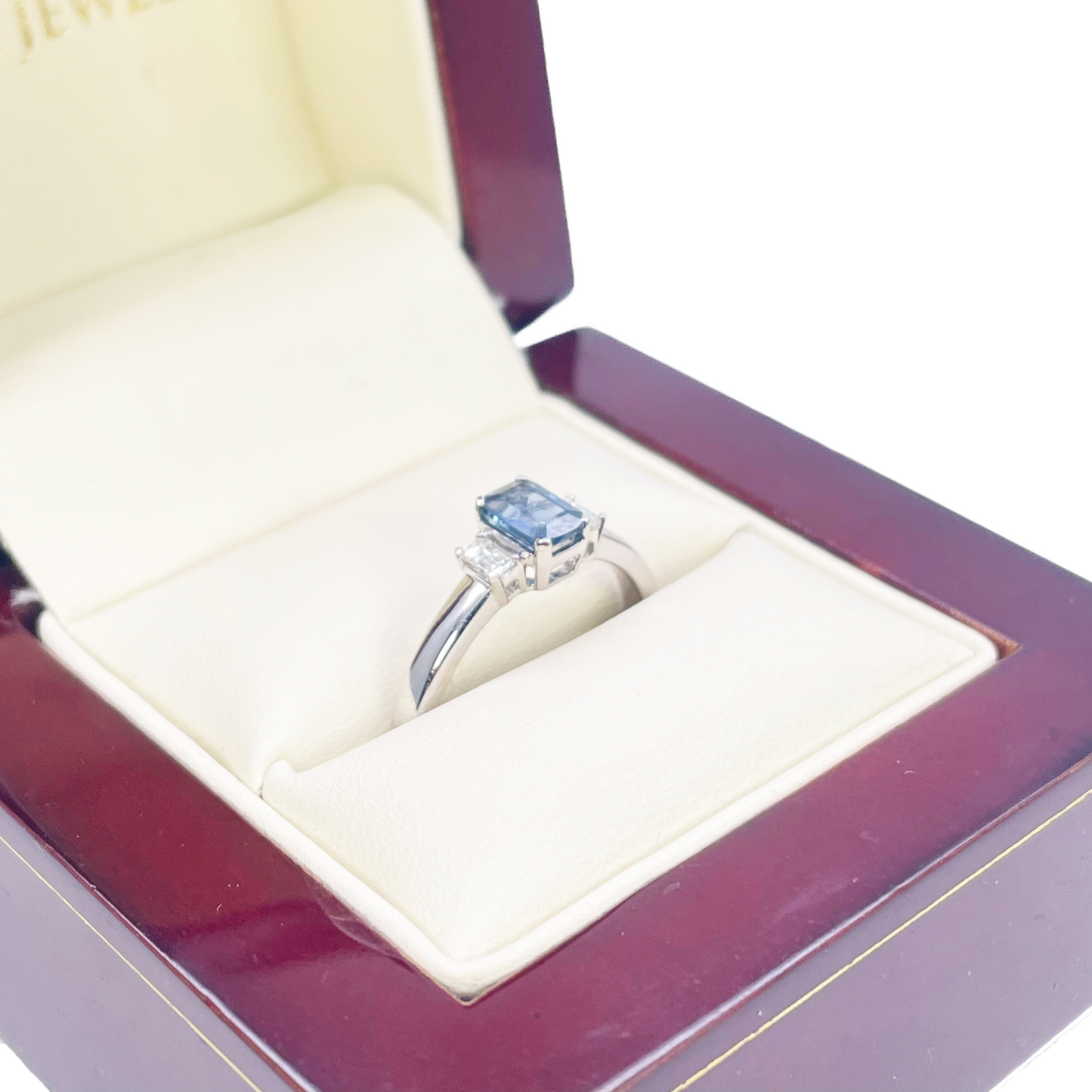 18-karaats gouden ring met saffier en diamant, natuurlijke baguette en smaragd slijpvorm 0,86ct