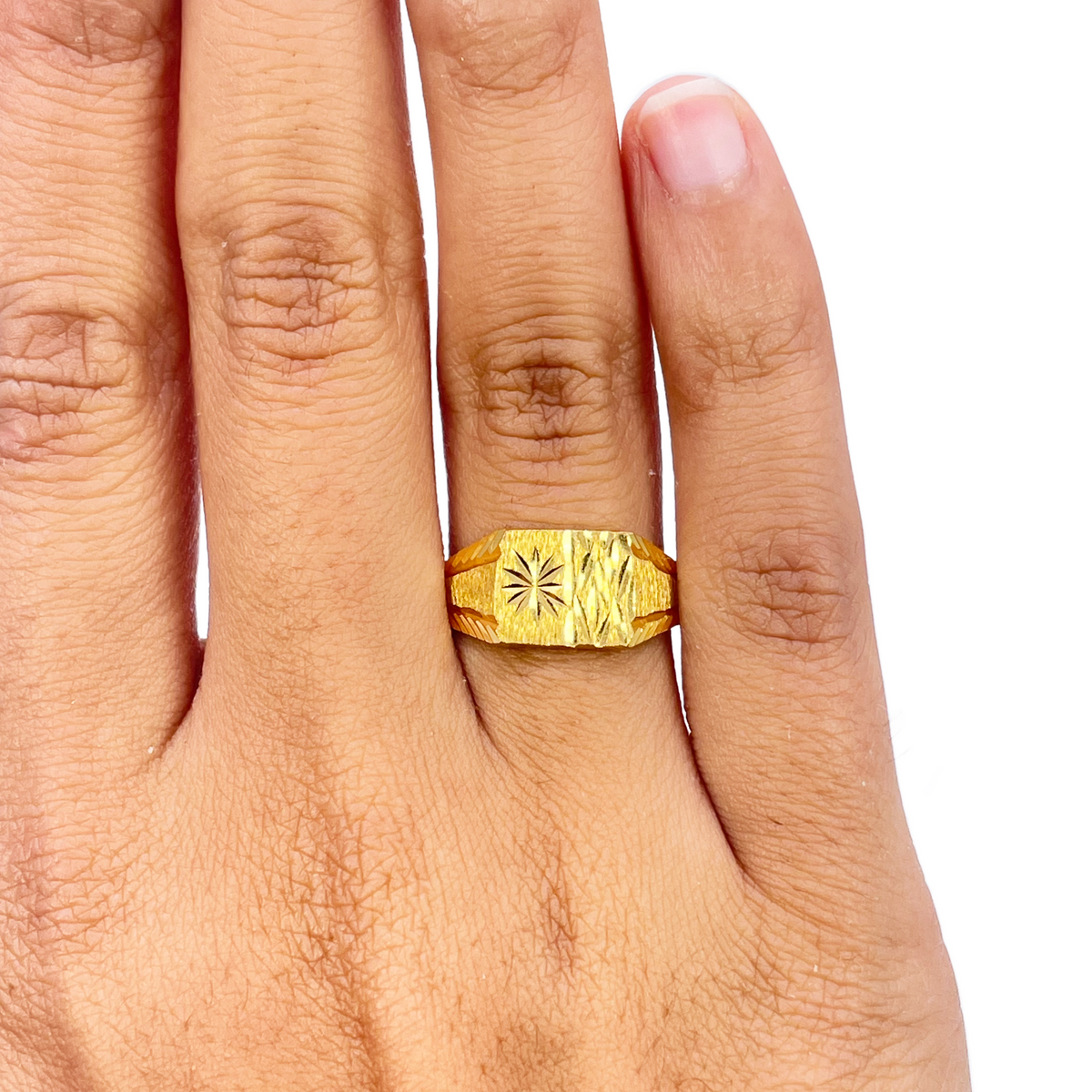 Bague de 8,4 mm en or 22 carats, carrée, avec motif texturé et finition polie, coupe diamant
