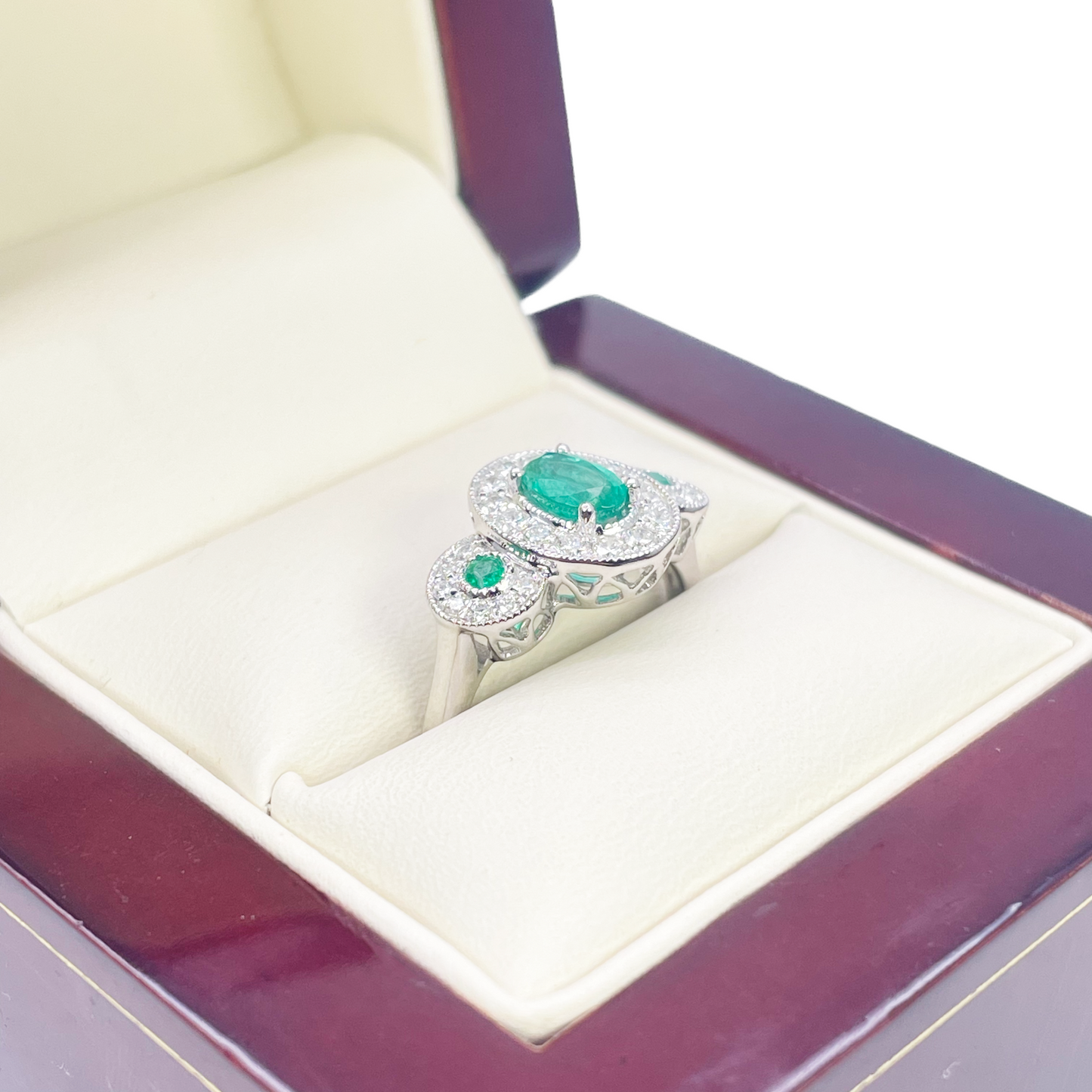 18-karaats gouden ring met natuurlijke smaragd en diamant, ronde en ovale slijpvorm 0,80ct