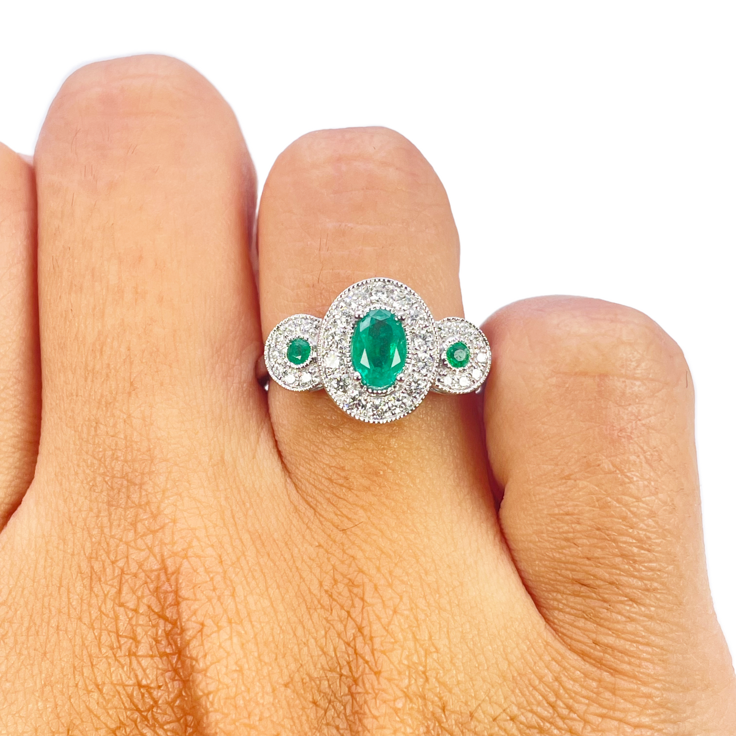 18-karaats gouden ring met natuurlijke smaragd en diamant, ronde en ovale slijpvorm 0,80ct