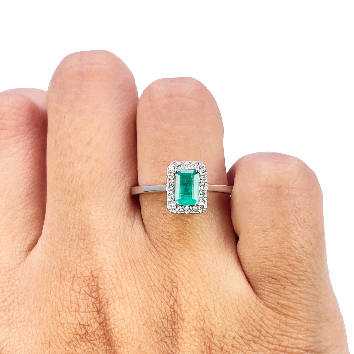 18-karaats gouden ring met natuurlijke smaragd en diamant, halo, ronde en smaragd slijpvorm 0,70ct
