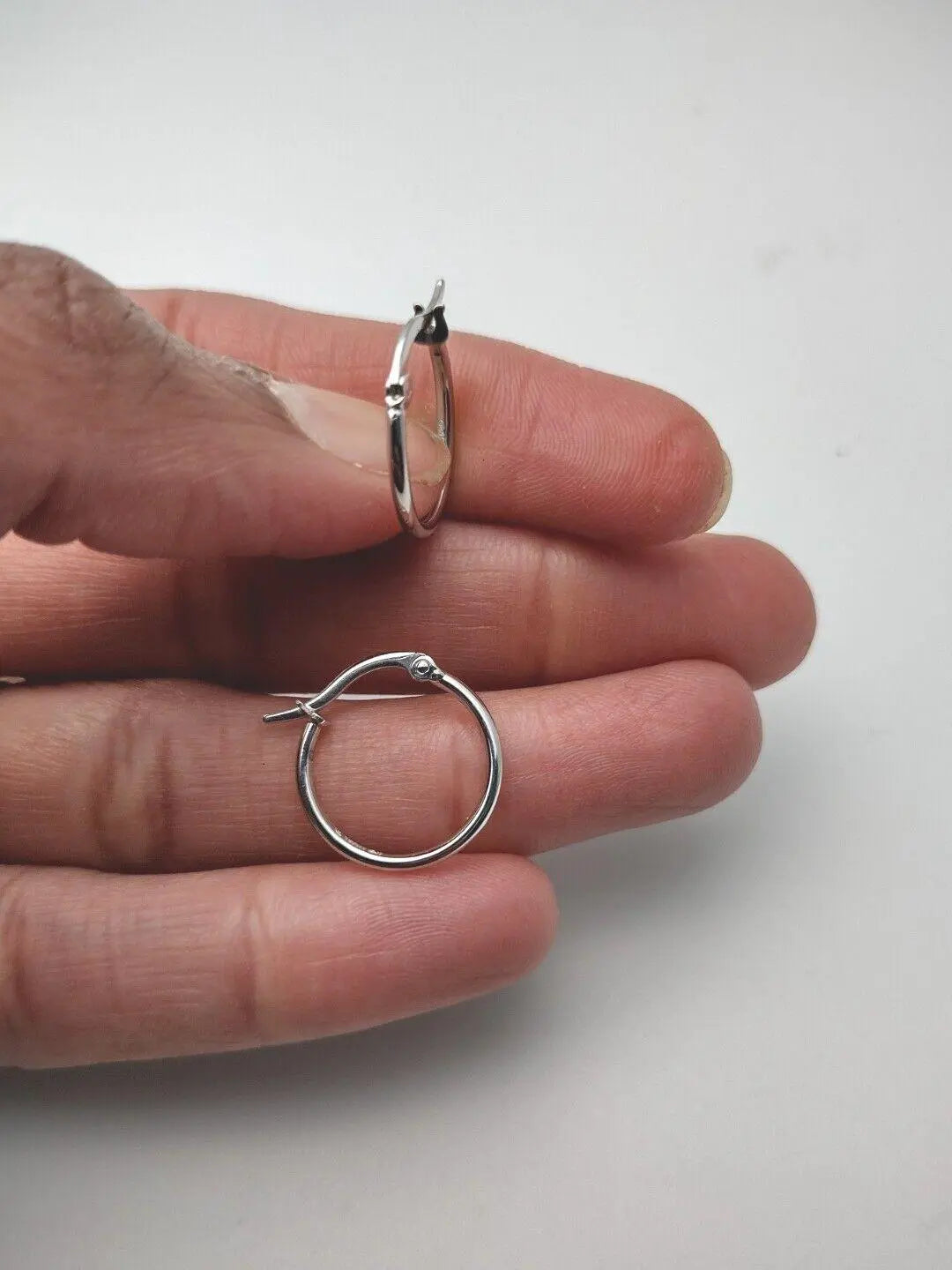 18ct White Gold Simple Round Hoop Earrings 15mm diameter 1.5gm 